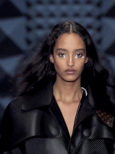 Mona Tougaard Catwalk: Mastering the Runway Walk with Style