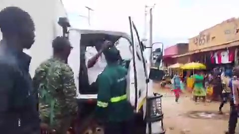 VIDEO: Security battles one of the drivers of the impounded vehicle registration number UA 285BE who refused to drive the vehicle to Hoima CPS but parked it in Duhaga area. This was during the operation to crack whip of wetland encroachers in Hoima City.