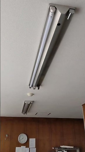 65W型蛍光灯を交換 手前がLED蛍光灯で奥が旧式の直管蛍光灯。やっぱLEDはすごい!