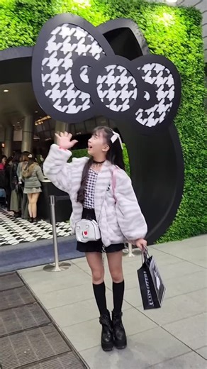 娘☺かれん on Instagram: "HELLO KITTYS PICNIC GARDEN🖤 六本木ヒルズで11/14(金)まで開催中です♡･･*･･♡･･*･･♡･･* ４種類ある香水の中から一つ選んで ミニボトルで貰えちゃう( ⁎ᵕᴗᵕ⁎ )❤︎ 初めての香水とっても嬉しかった🩷 フォトスポットもショッピングエリアもあるよ！ かれんはカスタムアクリルチャームを買いました♡ 何が出たかは動画を見てね💞 千鳥柄キティのショッパーはイベント限定みたいだよ🤫 ハローキティのLINEで当日予約は10時から✨ 是非行ってみてね！ この日のコーデは、キティちゃんとオソロの千鳥柄を入れた モノトーンコーデです🥰 スカート、アウターはanapgirl♡ @anapgirl_official #hellokittyspicnicgarden @roppongihillsofficial #anapgirls #千鳥柄キティ #Kitty #キティちゃん #anapgirl #ブラックコーデ #こどもとおでかけ #キッズ