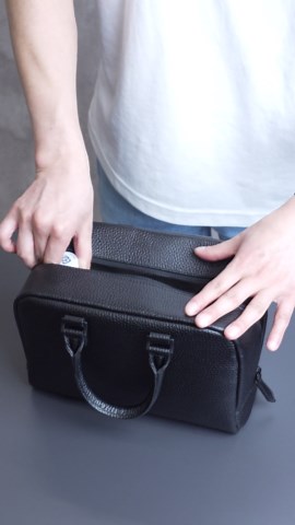 身軽に持てる、 大人の小型ボストン。