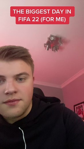 FIFA 22 Player Card Selection and Gameplay Overview