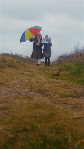 Strand aufs Herz: Die beste Zeit zu zweit 🫶🏻 Ihr habt so viel gemeinsam – außer Zeit. Dabei ist das Band zwischen Mutter und Tochter eines der stärksten überhaupt. 🎗️ Nehmt euch eine Auszeit. Schafft Erinnerungen, die bleiben. Genießt gemeinsame Augenblicke mit eurem Lieblingsmenschen, der immer für euch da ist – auch wenn ihr nicht ständig nah beieinander sein könnt. Teilt das Video für gemeinsame Momente, die für immer bleiben. 💖 #strandaufsherz #nordseeurlaub #spo | St. Peter-Ording