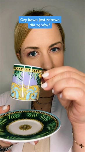 Czy wiesz, że kawa moze mieć dobry wplyw na zeby? Czarna kawa zaparzona z palonych ziaren, bez cukru działa antybakteryjnie, bo zmniejsza namnażanie bakterii próchnicotwórczych (Streptococcus mutans). Kto lubi kawę tak, jak ja? #edutiktok #dentysta #zeby #tiktoczkidranny #tiktoczkiwasiewicz