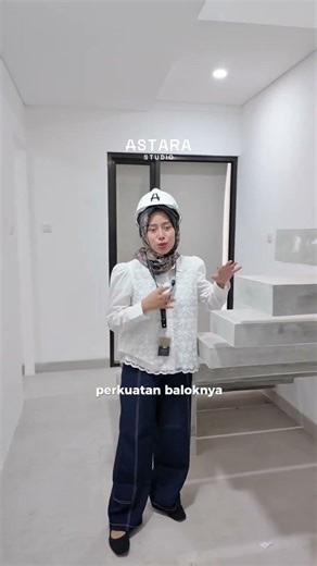 Rumah dengan tangga melayang