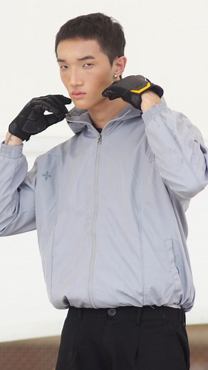 | 𝐏𝐀𝐑𝐀𝐃𝐎𝐗® | 𝐋𝐎𝐆𝐎 𝐋𝐈𝐍𝐄 𝐖𝐈𝐍𝐃𝐁𝐑𝐄𝐀𝐊𝐄𝐑⚡ Giản đơn nhưng khác biệt – LOGO LINE mang tinh thần tối giản đậm chất đường phố. Thiết kế form oversize thoải mái, chất liệu dù 2 lớp nhẹ – chống gió hiệu quả, đi cùng hình in kéo lụa tinh tế tạo điểm nhấn vừa đủ để thu hút mọi ánh nhìn. Một lựa chọn hoàn hảo cho những ngày chỉ muốn “throw on and go”. ________ COLOR: BLACK / GREY MATERIAL: 2-LAYER PARACHUTE FABRIC PRINT: SILKSCREEN FIT: OVERSIZE CHỐT NGAY TẠI: https://paradox.vn/produ