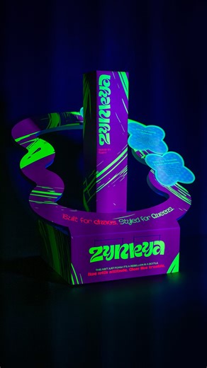 ✨ZYNKYA • Built for chaos... 💜🦎 ZYNKYA е креативна концепция за one-product дисплей, създаден да грабне погледите още от първата секунда. Разработен със специалните ни печатни ефекти – неонови цветове (жълто и розово) и 💧 Droptix (3D дълбочина) – комбинация, която придава яркост, движение и блясък на вашите рекламни материали. 👋 Споделете ни вашата идея на office@j-point.net #jpoint #wideformatprinting #digitalprinting #posdisplay #neoncolors | J Point Group