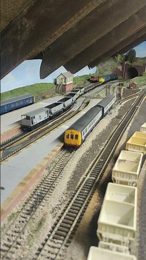 DMU pulling into the bay.