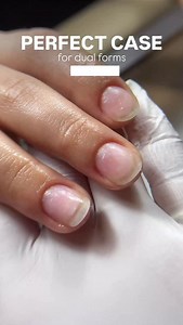 Checklist before applying dual forms 👇 Good retention with dual forms is not magic — it’s a clear, step-by-step technique. Once the manicure is done, make sure the nail is truly ready for application: ⚪️ No dust or debris on the nail plate or in the folds ⚪️ Short to medium free edge to avoid product leaking underneath ⚪️ Side walls are parallel During one of my classes, a student tried dual forms differently that she was used to. And this is exactly why I always recommend starting on good, pre