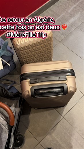 Troisième voyage à Alger, mais cette fois-ci en duo maman-fille 💕 Aujourd’hui, on flâne dans les ruelles d’Alger, on s’arrête pour goûter à la mer et aux souvenirs partagés. Hâte de vous montrer nos moments complices et nos premières impressions ! ✨ #Jour1 #FamilyTrip #fyp #foryou #viral #pourtoi #algerie #algeria #dzair #algerienne #dzpower #alger