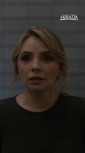 Novelas de Univision on Instagram: "¡El momento que nadie quisiera vivir! 🫣 Eloísa está a segundos de encontrar a su esposo en la cama de su amante 🔥🙈 #ConEsaMismaMirada todos los capítulos disponibles YA en @Vix. #ConEsaMismaMiradaUS #serie #drama #amor #Vix #VixContent #Clippeo"