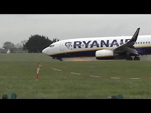 Ryanair Boeing 737 suffers gear failure on landing