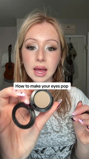 I’ve been experimenting with a pop of colour in my inner corner of my eyes 🥺🎀💕 do you guys like it? What else should I show you xx #makeup #eyeshadow #smokeyeye #maceyeshadow #2000makeup