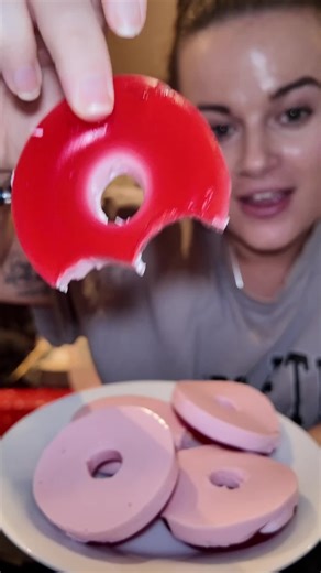 Ingredients: - 280ml boiling water - 2 packets Dr Oetker Beef Gelatine - 1 Packet Hartley Sugar Free Jelly Crystals - 160g 0% Fat Yoghurt The recipe book is also in my link on my profile you can go at get it for free! These are a GAME CHANGER when you are trying to hit your protein goals! Let me know what you think! #bossfit #calorietracking #macrotracking