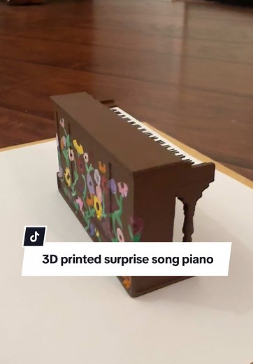 Mini surprise song piano I printed & painted 💗 Files were free on Thingiverse, search surprise song piano. I only had white filament to work with but still came out super cute!! Roughly 4” wide, perfect for a shelf or an ornament! #3dprint #taylorswift #pianosurprisesong #erastour #diy #swiftie #surprisesong