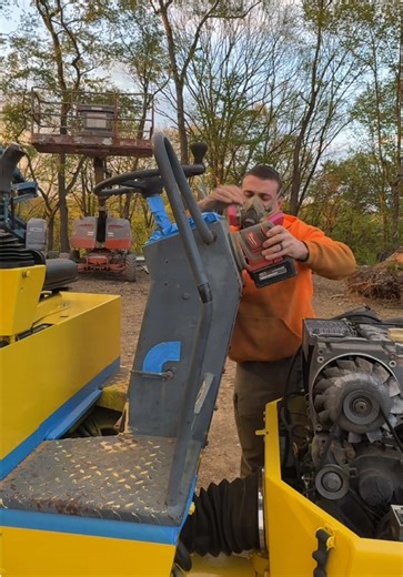 The Roller Restorstion makes a huge stride in the looks department! #restore #heavyequipment #willitrun #satisfying #painting