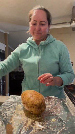 Papas 🥔 horneadas cocinar a 350 F 180 G por 1 hora o un poquito más según tu horno y las que me quedaron las hice con caldillo de puré receta casera ☺️ | Ana de pasteles la Moreliana