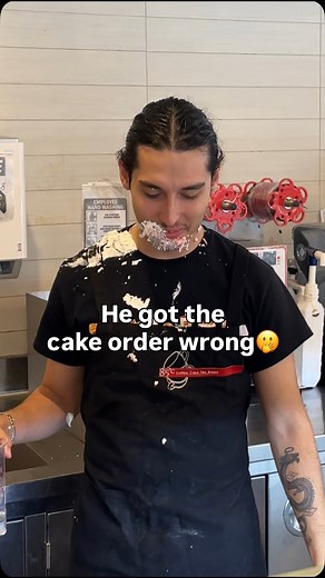 Don’t get the wrong cake this Thanksgiving—make it unforgettable with a decorative Thanksgiving cake from your local 85°C Bakery Cafe! 🦃🎂😉 Tomorrow, 11/20, is the LAST DAY to pre-order your Deluxe Strawberry Cream 8” Cake and enjoy 15% OFF! Don’t miss your chance to save. ⏰✨ Cake Description: Layers of delicate strawberry chiffon cake filled with luscious strawberry mousse and creamy vanilla crème brûlée. 🍓💛 How to place your pre-order: 📞 Call your nearby store 🏬 Visit any 85°C Bakery Caf