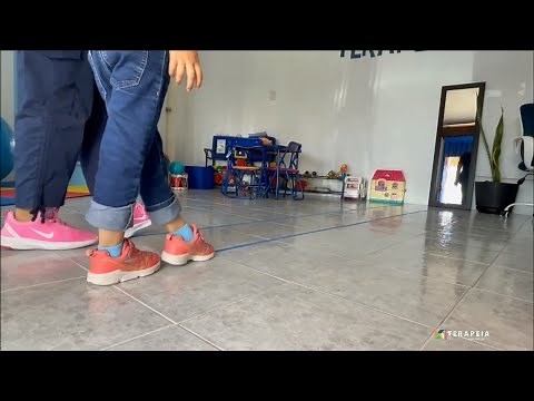 Ejercicios para ayudar a niños que caminan de puntitas.