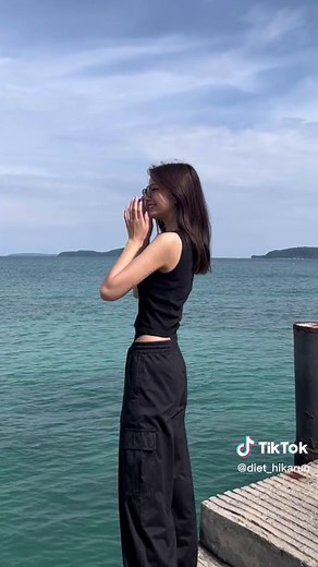 私が-10kg痩せて変わったことは圧倒的に考え方。ダイエットって一見外見だけを美しくするものと思われがちだけど、それよりもっと大切なのは、内側が満たされてるか、幸せか。その上でのダイエットをしないと外見も中身もボロボロになるだけ。過食で悩んだ時は全く自分の本心、内側を大切にできてなかった。自分にストイック過ぎたし優しくできてなかった。 拒食で痩せこけた時も痩せてたからって幸せじゃなかった。 内側の声を常に聞いて自分を大切にすることで自ずとダイエットも上手くいくし外見も美しくなるよ。 私も自分を大切にし始めてからダイエットが上手くいった。ダイエット＝外見の美しさだけじゃない。皆毎日生きてるだけで頑張ってるんだからもっと自分を褒めてあげて☺️💛