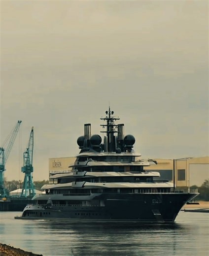 Exploring the Billionaire Lifestyle: Yacht Luminance