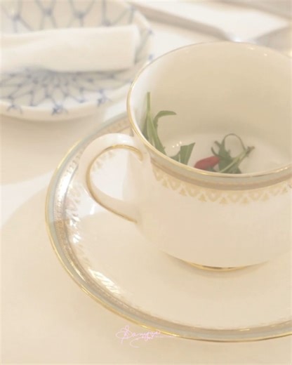 Beyond the Brew: The Wellness Perks of Tarragon Tea 🌿✨ That delicate, anise-flavored cup of fresh tarragon tea is more than just a relaxing drink—it comes packed with some surprising wellness benefits! Here are a few reasons to make tarragon tea a regular part of your routine: 👩‍🦰 Soothing Digestion: Tarragon has traditionally been used to help settle the stomach and may aid in promoting healthy digestion, making it a great after-meal sip. 🌿 Natural Calm: Like many herbal teas, it can offer 