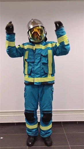 terrible ma nouvelle tenue de feu 🔥 avec les bandes phosphorescentes. #strike #pompier #sioen #transition #bombero