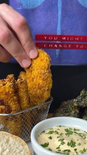 RECETAS PARA ENAMORAR: Parte II. Una buena picada caliente 🫶❤️ • Que mejor que sorprender a alguien en la cena con una buena picada totalmente casera?! Y lo mejor de esto que armamos es que todo va junto al horno y en 20 minutos tenés una tabla espectacular ya lista para llevar a la mesa 🙌🏻 • 𝕀𝕟𝕘𝕣𝕖𝕕𝕚𝕖𝕟𝕥𝕖𝕤: • 1 Cebolla 🧅 • 1 Zanahoria 🥕 • 1 Atado de Espinaca 🌿 • 1 Diente de Ajo 🧄 • 3 Huevos🥚 • 100/150gr Harina Leudante (o Harina Integral/Avena con una cda de Polvo de Hornear)