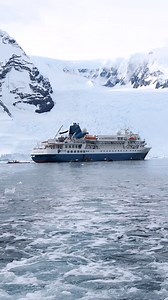 Incredible humpback whale encounter in Antarctica