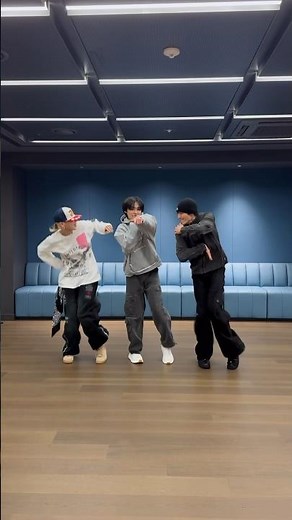 리노의 #WalkinOnWater Challenge 💦 w/ #Vata #바타 & #BADALEE #바다리 님!💫 #StrayKids #스트레이키즈 #리노 #LeeKnow #合