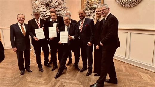 Prinzen-Garde Köln 1906 e.V. on Instagram: "Am Samstag hat der Kölner Haus- & Grundbesitzerverein von 1888 e.V. der Prinzen-Garde Köln 1906 e.V. den Hanns-Schaefer-Preis 2025 für besondere Verdienste um den Erhalt und die Pflege des Prinzen-Garde Turms mit seiner historischen Stadtmauer verliehen. An jedem 13. Dezember eines Jahres, dem Gründungstag des Kölner Haus- und Grundbesitzervereins von 1888, wird der Hanns-Schaefer-Preis, benannt nach seinem langjährigen Vorsitzenden, verliehen. Mit dem