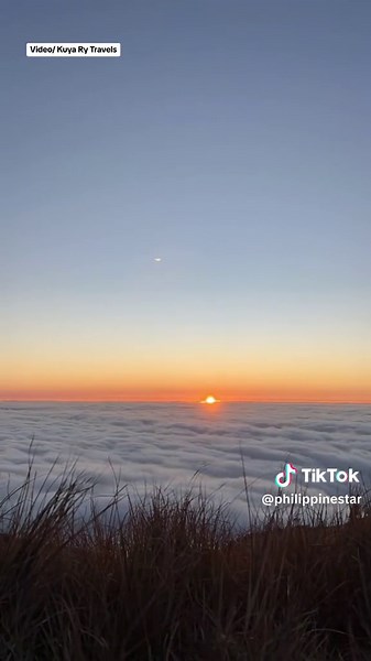 BASKING IN THE BEAUTY OF MT. PULAG 😍⛰️ Anyone will be hypnotized by this breathtaking scene captured during the sunrise at the peak of Mt. Pulag on March 2, 2024. Uploader Ryan Manalo Delgado used his phone to capture the timelapse view. He started shooting at 5:40 AM and ended around 6:20 AM—just after the sun rose—while other hikers wait for the morning sun to show up.