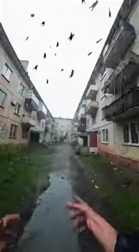 日本利用压电瓷砖将脚步转化为电能。这些瓷 砖捕捉来自你脚步的动能。当你行走时,你的 重量和动作会对瓷砖产生压力。 瓷砖会轻微弯曲,从而产生机械应力。瓷砖内 部的压电材料将这种应力转化为电能。每一步 都会产生少量电荷,而数百万步结合在一起就 能产生足够的电力来驱动 1EDE LED灯女数字显示屏和传感器。在像涩谷车站 这样繁忙的地方,每天大约有240万个脚步这 一系统作出贡献。这些电能可以被储存或立即 使用,从而减少对传统电力来源的依赖,并支 持可持续的城市基础设施。这种方法将日常运 动转化为实用的可再生能源