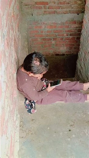 dekh lijiye Mera pyare beti ko Kitna pyar Se mobile dekh raha hai thoda like kar dijiye follow kar