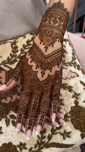 Rohit Mehandi arts (Raikot) on Instagram: "Follow me 🥀❤️ So beautiful Bridal back hand Mehandi design looking 😲 🥀🥰 done by👉@rohit_mehndi_arts_ #mehendidesign #mehendiart #arabicmehendi #mehndiceremony#bridalmehndi#mehndibride #mehendiartist #mehendidesigns #mehenditattoo #arabicmehndi #mehendilove #mehndiartist #mehndilovers #karwachauthspecial #mehendifunction #mehndiparty #mehndipattern #mehendilove #teejspecialmehndi #mehendilover #mehendibride #weddingmehndi #bridalmehendi #mehendigoals