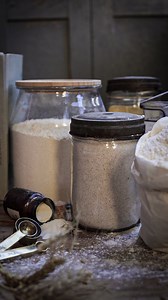 ROZKVAS – KEDY, PREČO A AKO HO POUŽÍVAŤ? 🥖🔥 Ak pečiete kváskový chlieb, určite ste sa stretli s rozkvasom. Ale je vždy potrebný? A ako zistiť, že je pripravený? Tu sú hlavné tipy! 👇 ✅ Prečo robiť rozkvas? • Posilní kvások a zabezpečí lepšie kysnutie. • Pomôže načasovať pečenie. • Dodá chlebu jemnejšiu chuť a lepšiu štruktúru. ⏳ Ako dlho kysne? • 6 – 12 h pri 20 – 22 °C (ideálne na noc). • 4 – 6 h pri teplejšom prostredí. • 12 – 16 h v chladničke. 🔎 Ako spoznať, že je hotový? • Zväčší objem m