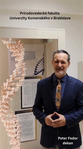 Prírodovedecká fakulta UK v BA on Instagram: "Vďaka práci našich nadšených kolegov chemikov, biológov i environmentalistov zavoňali naše chodby novými interaktívnymi prvkami s témou "stavebné kamene života" 🧬⚖️💎 Od základných nanoštruktúr na úrovni atómov a molekúl cez štruktúru DNA ako kódu života až po teóriu ekologického systému ako prostredia, v ktorom sa život vyvíja. Takmer dvojmetrový rotujúci model DNA tvorila 3D tlačiareň v pracovni dr. Samuela a Daniela Furkovcov viac ako 168 hodín a