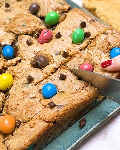 Comme des cookies, mais carrés 😁 Et avec des M&M's parce que c'est meilleur... #recette #cookies #patisserie | Il était une fois la pâtisserie