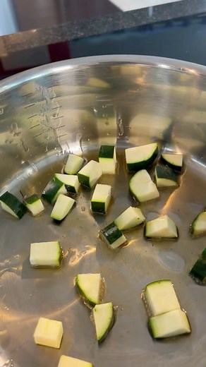 Christian Henze | Meine Lieben, Heute gibt es Hähnchencurry mit roten Linsen und Zucchini 🤤. Nachkochen lohnt sich. Viel Spaß und guten Appetit.... | Instagram