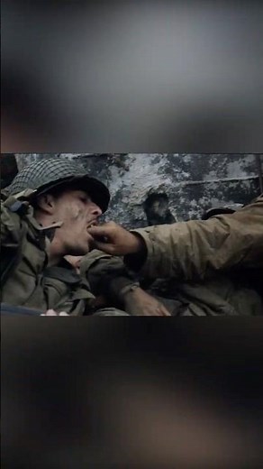 Capitão Miller metendo o dedo na boca do soldado, porque?