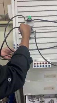 praktikum pneumatic rangkaian 2 push button 1 silinder menggunakan rangkaian katup kontrol arah ⅖