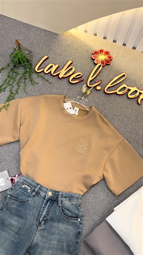 Outfit simple tapi kelihatan mahal 🤍 Baju ini cocok banget di mix & match sama celana jeans seperti di video, hasilnya langsung clean look & effortless! ✨ Detail Produk: • Baju: muat sampai BB 70 kg • Harga baju: 215.000 • Celana jeans: 195.000 (size S) 💡 Rekomendasi Mix & Match: ✔ Dipadu jeans / celana bahan / rok A-line ✔ Tambah sneakers buat daily look ✔ Pakai heels atau loafers buat ngantor & hangout 📍 Cocok dipakai untuk: Ngantor, kuliah, hangout, meeting santai, sampai daily activity ⚠️