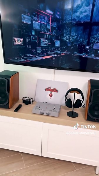 Este es el equipo. Lo comparto por si estabais buscando algo parecido a lo que tengo montado en el salón: Altavoz autoamplificado Edifier S1000MKII Bluetooth con decodificación aptX HD Amplificación interna Clase D Crossovers electrónicos y control dinámico basados en DSP (Texas Instruments) Entrada de audio digital hasta 24-bit / 192 kHz 120 W RMS de potencia Tweeter de cúpula de titanio Entradas: óptica, coaxial y 2x RCA Preamplificador phono Project Phono Box (MM/MC) Ganancia: 40 dB (MM) / 60