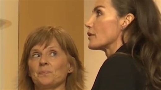 莱蒂齐亚王后在她朋友的父亲、记者费尔南多•内加去世后,陪同她的朋友桑索莱斯•内加在教堂里。#西班牙 #记者 #莱蒂齐亚 #女友