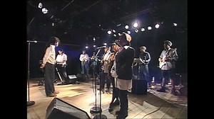 TONTON DAVID. «Mais tout le monde parle de violence mais à qui la faute ?». Il y a un an, le chanteur engagé Tonton David mourait, victime d'un accident vasculaire cérébral à l’âge de 53 ans. Le voici en 1993, sur le plateau de l’émission «Le cercle de minuit», où il interprète «À qui la faute ?» et «Cash». | INA