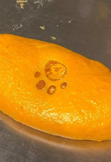 鉄板で作る肉球オムレツ🐾 バズりまくってるこちらのお店では、目の前で作るフワトロオムレツをたっぷりのチーズとハンバーグの上に乗せた贅沢オムライスが食べられる！🍅 ソースの種類も豊富でちゃんと美味しくてオススメ！ 📍いくら / 心斎橋 ￥1500～/人 ⏰営業時間：11:00〜15:00 17:00〜22:00 💤定休日：なし 🏠住所：〒542-0083 大阪府大阪市中央区心斎橋筋１丁目３−２ ソフィアネクストビル １階 #東京グルメ #大阪グルメ#tiktokfood