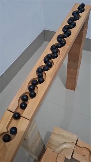 マーブルラン ⭐️ 曲がりくねった木製のトラックに黒いビー玉が転がる | Marble Run ⭐️ Black Marbles On A Twisty Wooden Track #marblerun