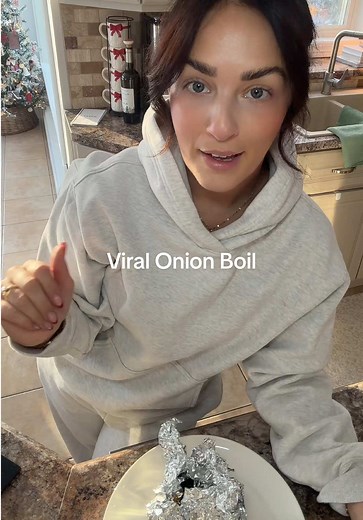 If you like onions, you need to try this Onion “Boil” Preheat oven to 425 degrees Peel and cut off the top and bottom of a whole onion Hollow out the centre (about an inch) Stuff onion with butter Season with whatever you like (I used salt, pepper, garlic powder and lots of paprika) Wrap in tinfoil and bake for 45mins to an hr #onionboil #viralonionboil #onion #butter #fyp