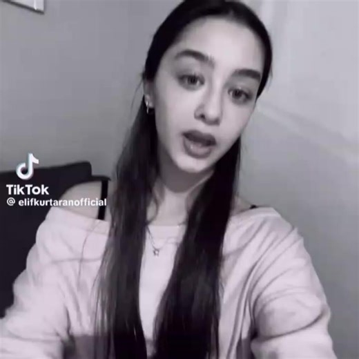 Bir Elif Kurtaran fanı olarak şunu gönül rahatlığıyla söyleyebilirim ki; Elif sadece güzel bir oyuncu değil, aynı zamanda emeğiyle, azmiyle ve güçlü duruşuyla bu yeri hak eden çok özel bir yetenek. 🌟 Genç yaşına rağmen her rolünde kendini biraz daha geliştiriyor, izleyiciye duyguyu en gerçek haliyle hissettiriyor. Onu izlerken sadece bir karakteri değil, o karakterin kalbini görüyoruz. Her projede adım adım daha da parladığını görmek biz fanlar için büyük bir gurur. Eleştiriler ve zorluklar kar