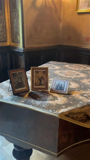 Dzisiaj mija 176 rocznica śmierci Fryderyka Chopina. Wiosną 1849 roku lekarze radzili by opuścił Paryż, w którym upał i kurz utrudniały mu oddychanie. Poza tym w mieście widać było skutki szerzącej się epidemii cholery. W obawie przed pozostawieniem Chopina samego, rodzina Czartoryskich przysłała muzykowi jedną ze swoich nianiek. W ostatnim tygodniu czerwca stan zdrowia artysty pogorszył się. Chopinowi zaczęły puchnąć nogi, przetrwał też kilka poważnych krwotoków. Zaniepokojona księżna Anna Czar